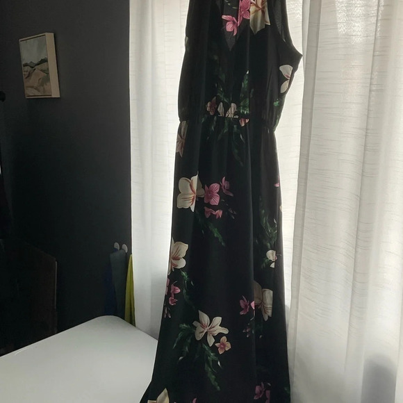 Women’s medium dress, halter style. - Picture 2 of 7